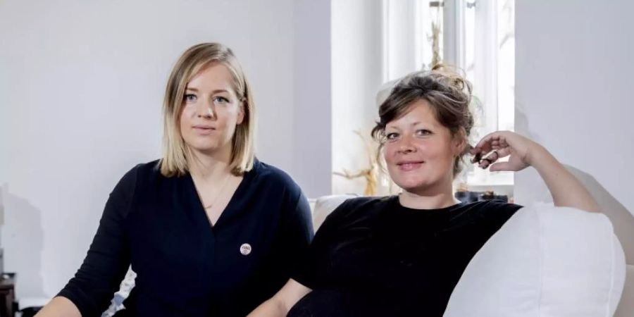 Annemarie Botzki (l.) und Kristin Mudra, beide Aktivistinnen der Umweltbewegung Extinction Rebellion. Foto: Christoph Soeder/dpa