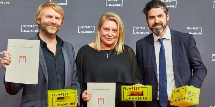 Die Gewinner der Produzentenpreise: Michael Henrichs (l-r), Verena Gräfe-Höft und Ingmar Trost. Foto: Georg Wendt/dpa