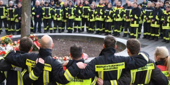 Feuerwehrmänner trauern in Augsburg um ihren toten Kollegen. Foto: Stefan Puchner/dpa Feuerwehrmänner trauern in Augsburg um ihren toten Kollegen. Foto: Stefan Puchner/dpa