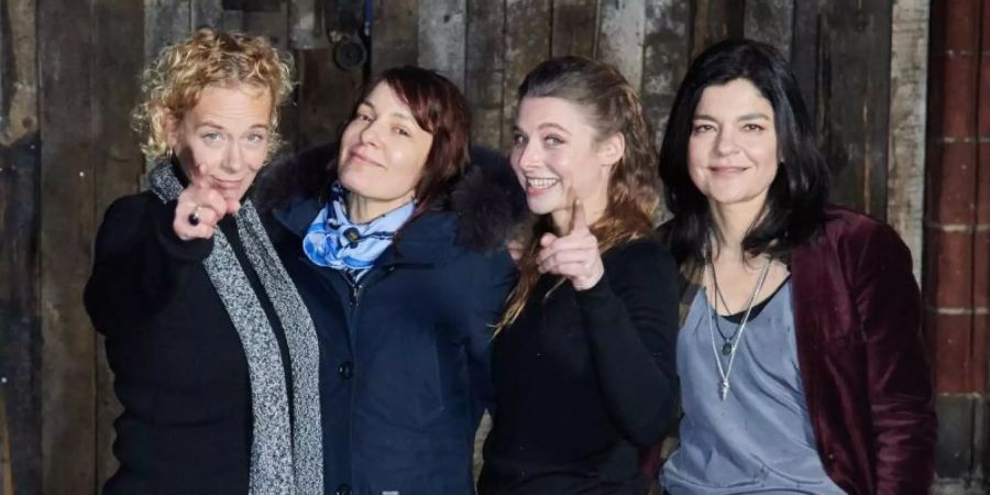 Krebitz, Svenja Jung und Jasmin Tabatabai (l-r) spielten gemeinsam in «Bandits». Foto: Annette Riedl/dpa
