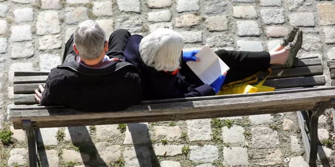 Menschen geniessen die Sonne. Menschen