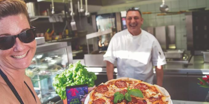 Ofenfrische Pizzas, frischer Salat, heisser Stein: Ricklins setzten gastronomische Akzente, die ansonsten in Schwimmbädern nicht Standard sind. Ricklin