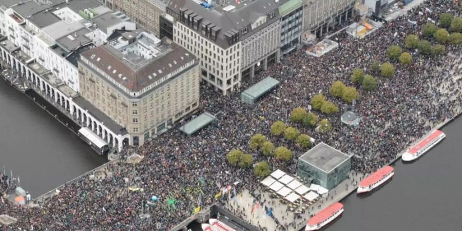 Teilnehmer der Klima-Demonstration Fridays for Future demonstrieren am Jungfernstieg für mehr Klimaschutz. Foto: citynewstv/dpa