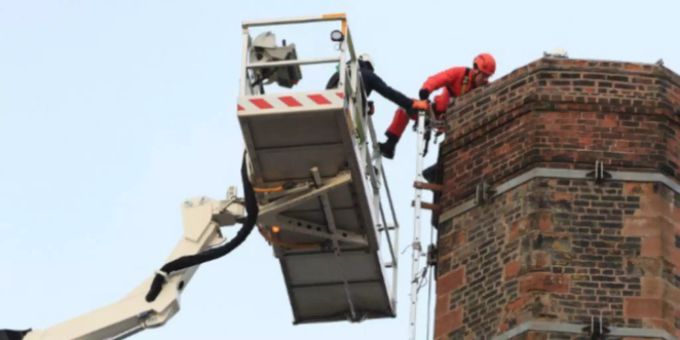 Nach 14 Stunden konnten die Rettungskräfte nur noch den Tod des Mannes feststellen. schornstein