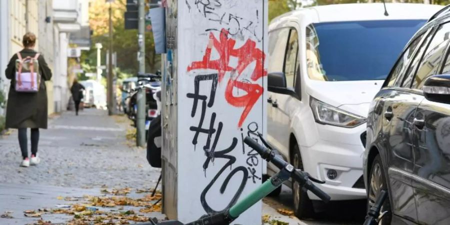 E-Scooter liegen auf einem Gehweg. Foto: Jens Kalaene/zb/dpa