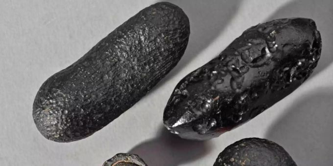 Tektite mit unterschiedlichen Formen aus Australien. Durch die Wucht des Einschlages wurden die Glaskörper tausende Kilometer weit geschleudert. Foto: -/Institut für Geowissenschaften, Universität Heidelberg/dpa Tektite mit unterschiedlichen Formen aus Australien. Durch die Wucht des Einschlages wurden die Glaskörper tausende Kilometer weit geschleudert. Foto: -/Institut für Geowissenschaften, Universität Heidelberg/dpa