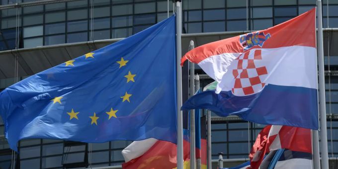 Die Flaggen der EU und Kroatiens wehen vor dem Europäischen Parlament. Flaggen EU und Kroatiens