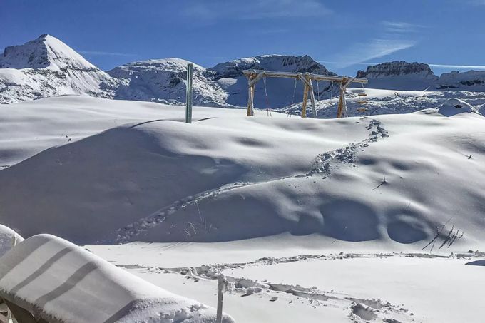 Der Zugang zur verschneiten Rugghubelhütte. Winter SAC
