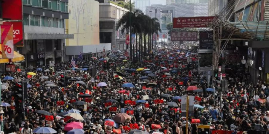 Seit dem 9. Juni demonstrieren die Hongkonger gegen die eigene Regierung. Sie kritisieren einen wachsenden Einfluss der Pekinger Führung auf die ehemalige britische Kronkolonie. Foto: Kin Cheung/AP/dpa