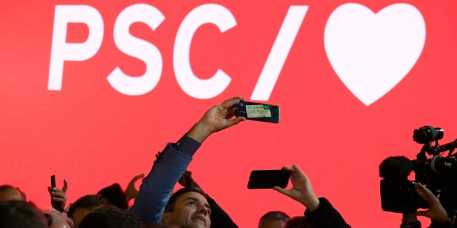 Sánchez macht Selfie im Wahlkampf