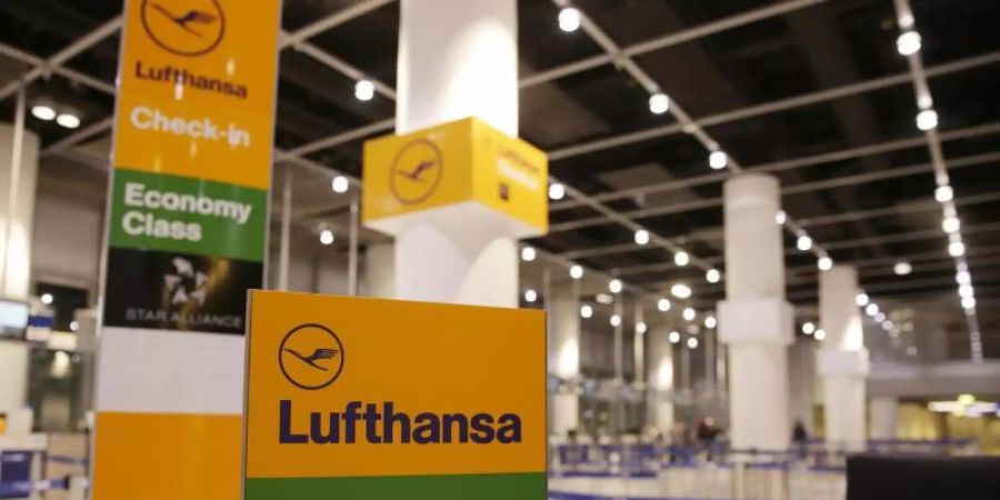 Blick auf einen leeren Lufthansa-Check in-Schalter im Flughafen Düsseldorf. Foto: David Young/dpa