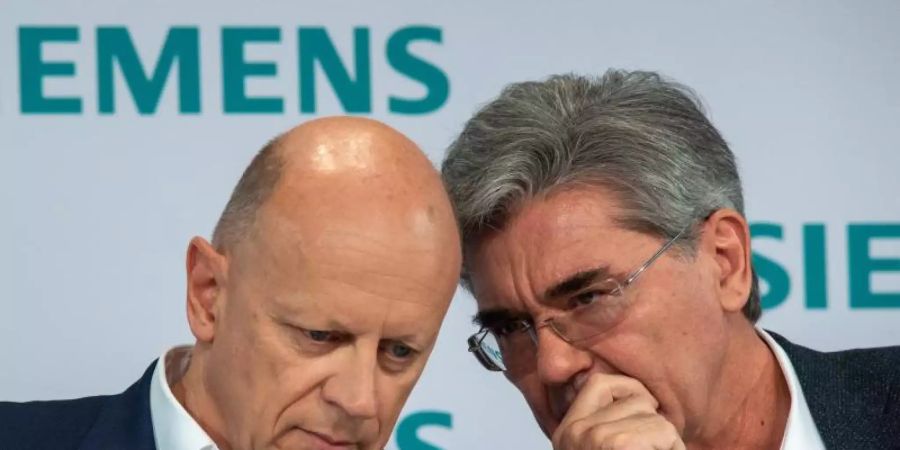 Finanzvorstand Ralf Thomas (l.) und Siemens-Chef Joe Kaeser bei der Vorlage der Quartalszahlen. Foto: Peter Kneffel/dpa