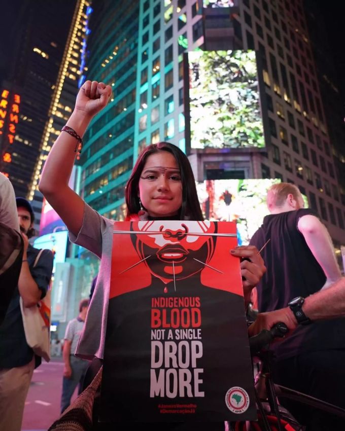 Die Ecuadorianerin Helena Gualinga demonstriert in New York. g