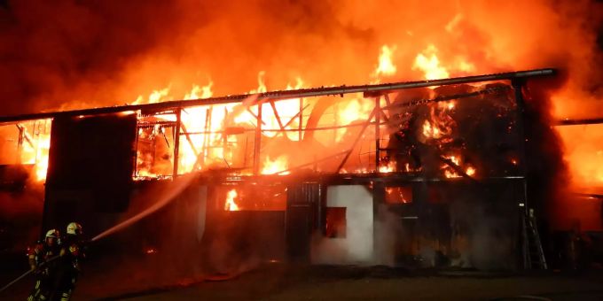 Das zweigeschossige Gebäude mit Stall und Futterlager brannte vollständig nieder. stall frauenfeld grossbrand