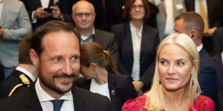 Das norwegische Kronprinzenpaar eröffnete zusammen mit NRW-Ministerpräsident Laschet (CDU) eine Ausstellung mit Bildern des norwegischen Künstlers Edvard Munch. Foto: Johannes Neudecker/dpa