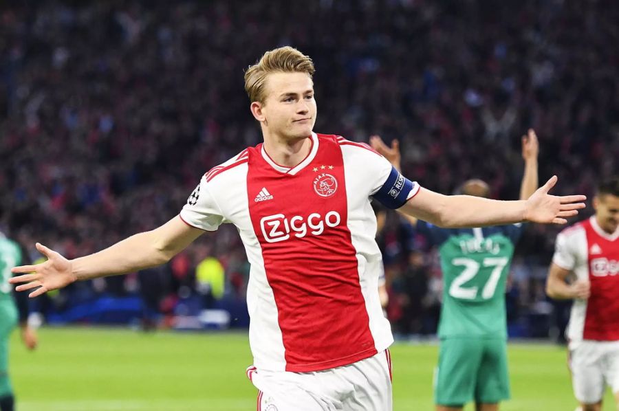 Aufgefallen? Nur Stürmer und Mittelfeldspieler holen sich die Auszeichnung. Für die Premiere sorgte Matthijs de Ligt 2018. Der Niederländer wird als erster Verteidiger zum «Golden Boy» gewählt.