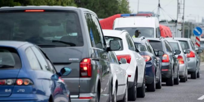 Autos an Grenze zwischen Berg und Bratislava. Grenze