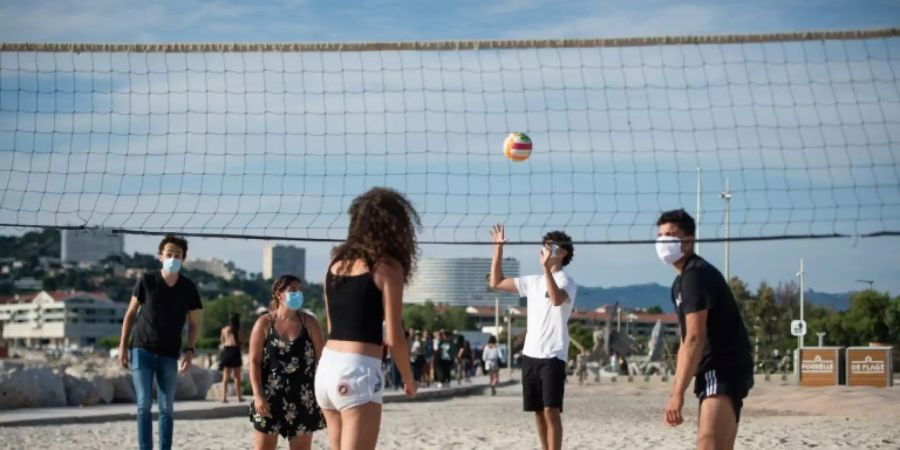 Beach Volleyball mit Mund-Nasen-Schutz