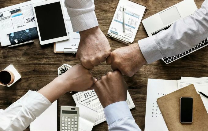 Verschiedene Spender einigen sich anhand der Berechnungen auf eine geeignete Spende. Effektiver Altruismus spenden