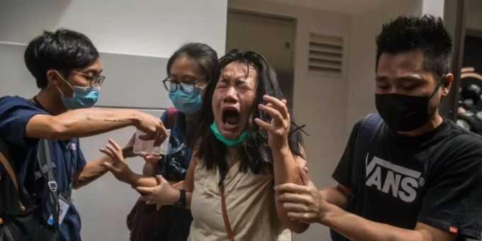 Von Tränengas getroffene Demonstrantin in Hongkong Von Tränengas getroffene Demonstrantin in Hongkong