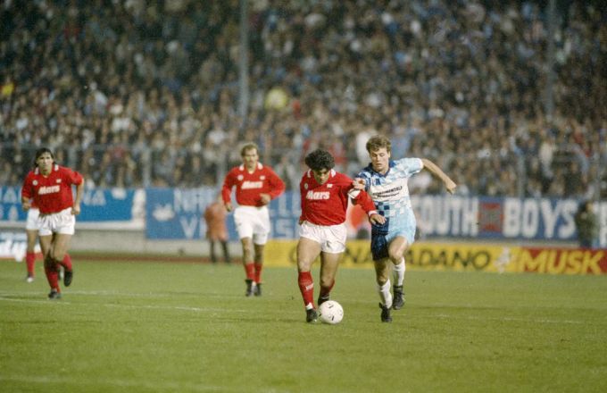 Grosse Vergangenheit: Diego Maradona im Spiel waehrend des UEFA-Cups gegen den FC Wettingen, 1989 im Stadion Letzigrund in Zürich.