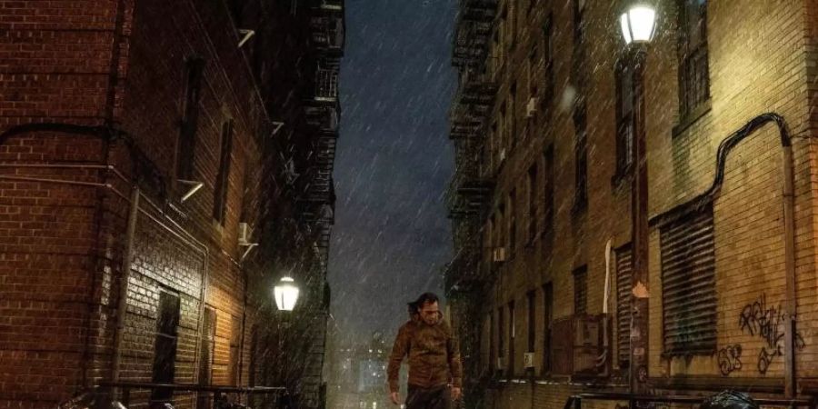 Schauspieler Joaquin Phoenix als Arthur Fleck/Joker in einer Szene des Krimidramas "Joker". Foto: Niko Tavernise/Warner Bros. Entertainment/Sky/dpa