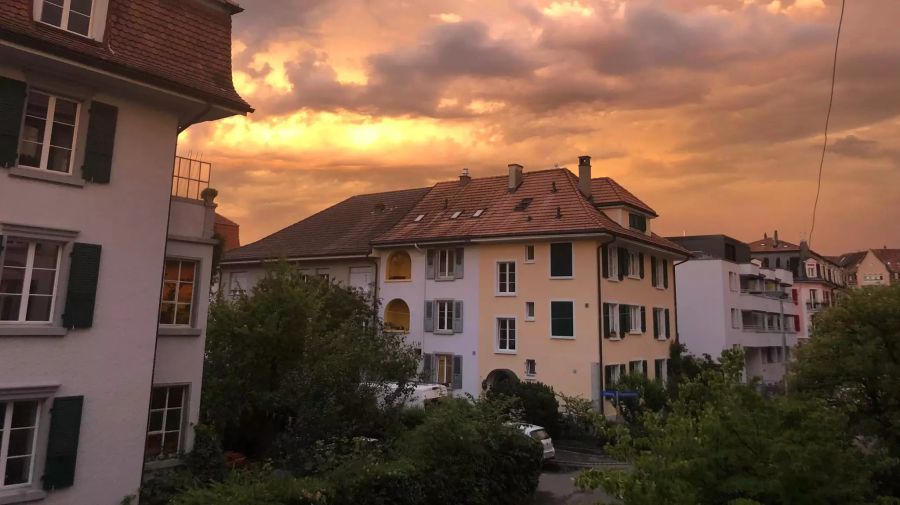 Der Abendhimmel im Berner Breitenrain-Quartier.