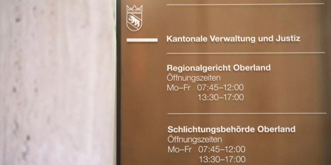 Ein Schild beim Eingang des Regionalgerichts Oberland. Regionalgericht Oberland