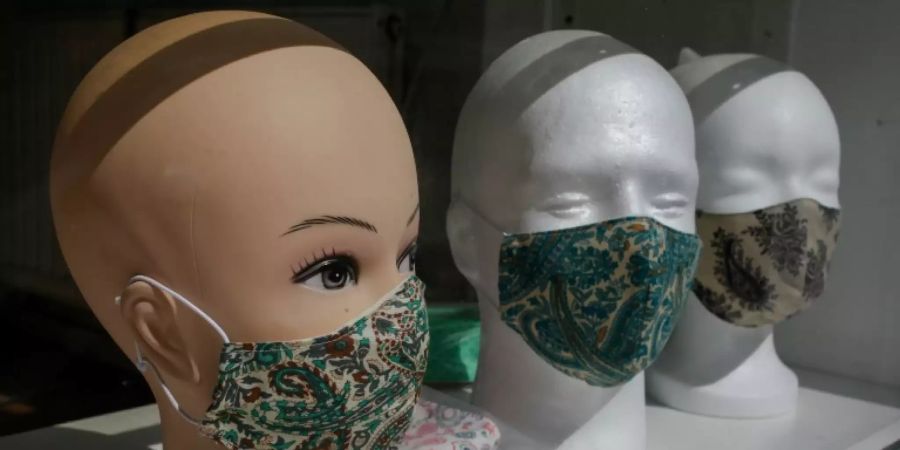 Masken in einem Schaufenster in Berlin