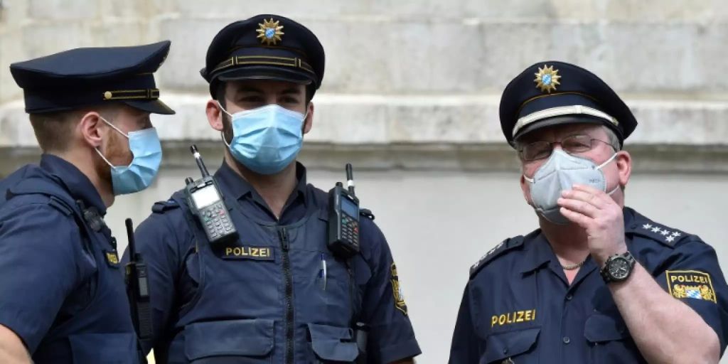 Maskenpflicht im Nahverkehr und in Geschäften startet am Montag