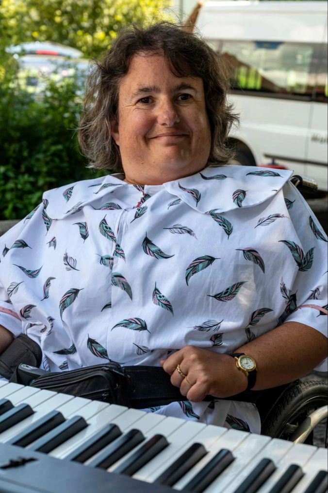 Denise spielt E-Piano im Ensemble der Musikgruppe der Stiftung Wohnhaus Belpberg