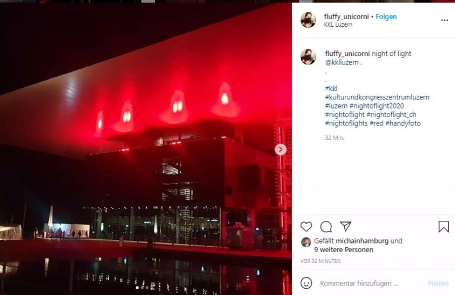 Das KKL Luzern hüllte sich ebenfalls am Montagabend während zwei Stunden in Rot.