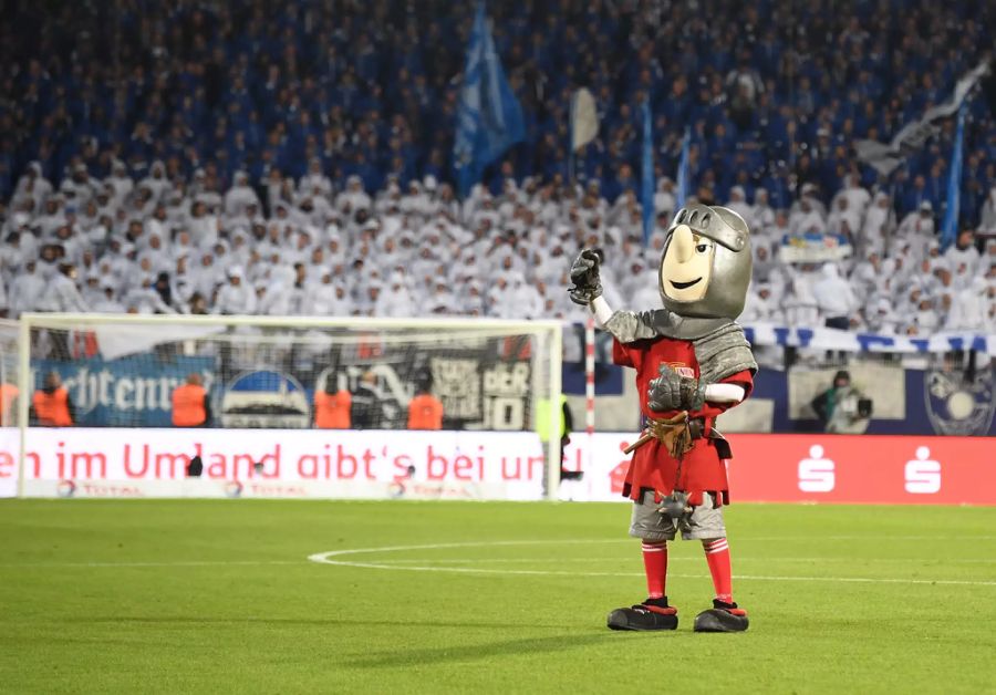 Ein Bild aus der Vergangenheit: Das Maskottchen von Union Berlin macht Stimmung vor dem Derby gegen die Hertha.