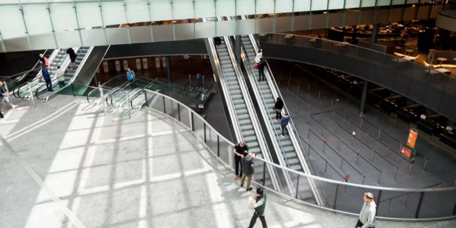 Flughafen Kloten am Mittag.