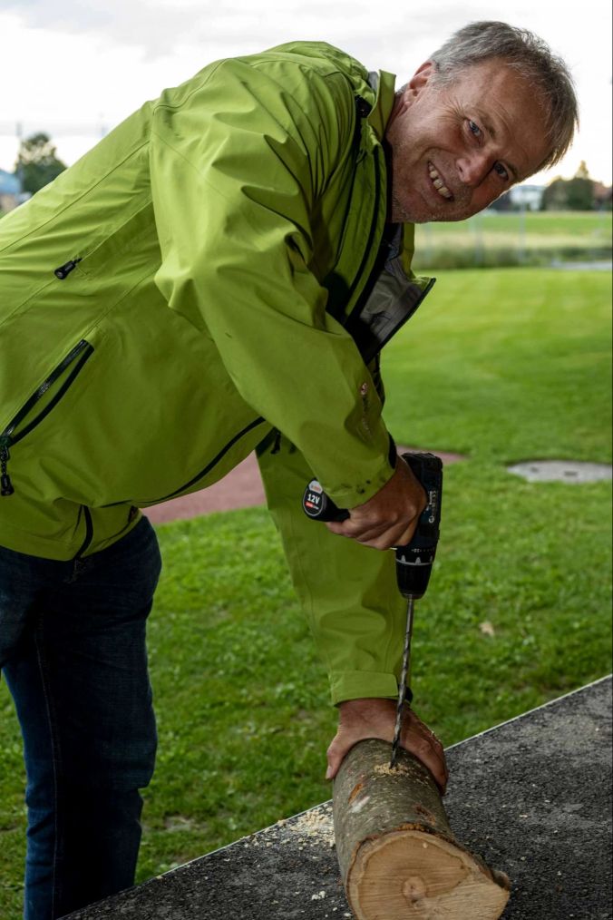 Martin Deiss, Abteilungsleiter Tiefbau und Umwelt, bohrt ein Loch in einen Eichenstamm