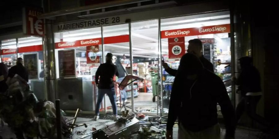 Krawallmacher hatten vor gut zwei Wochen Teile der Stuttgarter Innenstadt verwüstet, Polizisten verletzt und Geschäfte geplündert. Foto: Julian Rettig/dpa