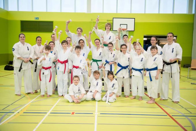 Stolze Pokalbesitzer: Karateclub Strengelbach. Karate Club Strengelbach