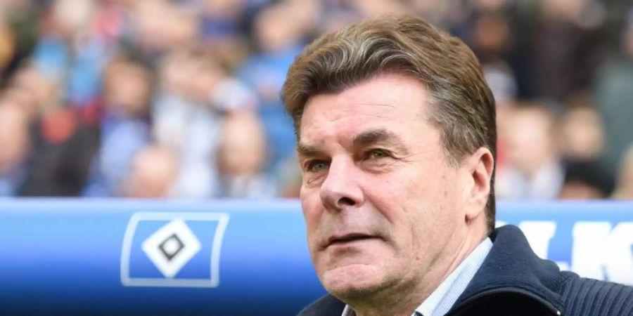 Dieter Hecking prophezeit dem Hamburger SV eine schwere Zeit. Foto: Daniel Bockwoldt/dpa