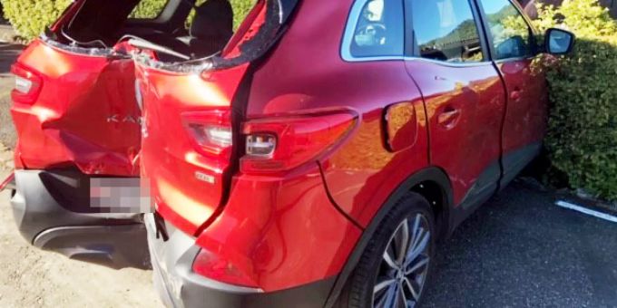 Der Autolenker wurde beim Selbstunfall leicht verletzt.