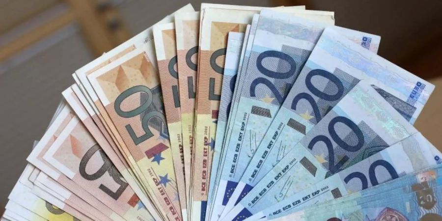 Sichergestelltes Falschgeld. Europol hat eine Geldfälscherbande überführt, die mehr als drei Millionen Banknoten im Wert von 233 Millionen Euro hergestellt und in Umlauf gebracht haben soll. Foto: Bernd Wüstneck/zb/dpa