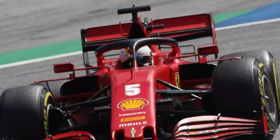 Sebastian Vettel vom Team Ferrari steuert im 2. Freien Training sein Auto auf der Rennstrecke in Spielberg. Foto: Darko Bandic/AP Pool/dpa