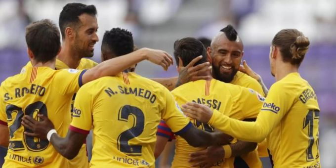Torjubel: Die Spieler vom FC Barcelona feiern den Treffer von Arturo Vidal (2.v.r). Foto: Manu Fernandez/AP/dpa Torjubel: Die Spieler vom FC Barcelona feiern den Treffer von Arturo Vidal (2.v.r). Foto: Manu Fernandez/AP/dpa