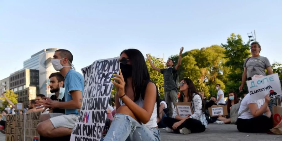 Demonstranten sitzen vor dem Parlament in Belgrad