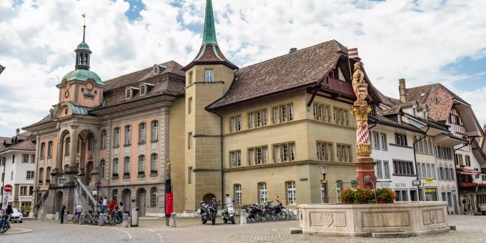 Niklaus-Thut-Brunnen von 1894 auf dem gleichnamigen Platz in der Zofinger Altstadt. Niklaus Thut hat in der Schlacht bei Sempach am 9. Juli 1386 auf der Seite der Habsburger gegen die Eidgenossen. Im Hintergrund das Rathaus. - Zofingen Niklaus-Thut-Brunnen von 1894 auf dem gleichnamigen Platz in der Zofinger Altstadt. Niklaus Thut hat in der Schlacht bei Sempach am 9. Juli 1386 auf der Seite der Habsburger gegen die Eidgenossen. Im Hintergrund das Rathaus. - Zofingen
