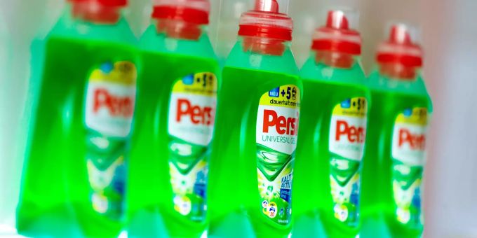 Henkel ist zum Beispiel der Hersteller von Persil, einem bekannten Waschmittel. (Symbolbild) Henkel Persil