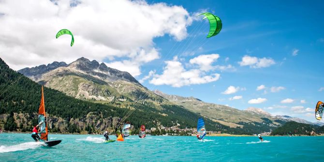 Wind- und Kite-Surfer auf dem Silvaplanersee.