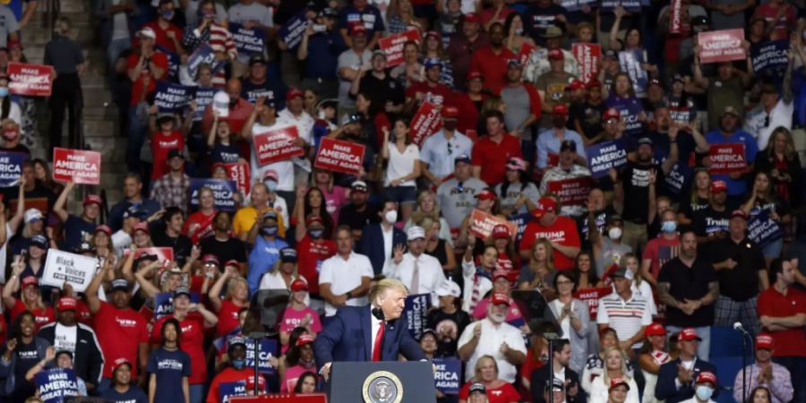 US-Präsident Donald Trump geniesst das Bad in der Menge bei seiner Wahlveranstaltung in Tulsa, Oklahoma, am 20 Juni. Nun haben dort die Corono-Infektionen erheblich zugenommen. (Foto: Stephen Pingry / AP/ KEYSTONE-SDA)