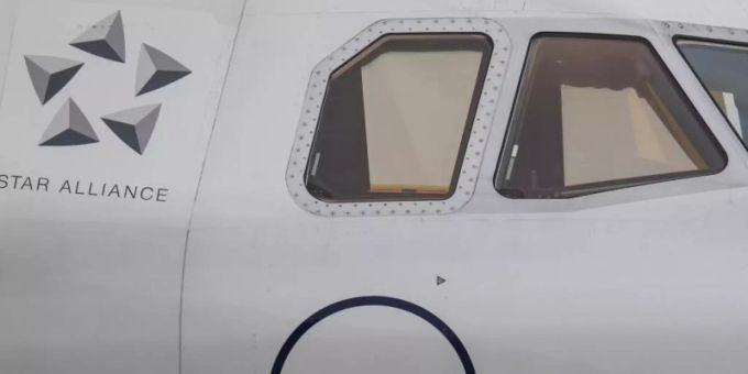 Eine Passagiermaschine der Lufthansa steht am Rande der Rollbahn auf dem Frankfurter Flughafen. Foto: Boris Roessler/dpa Eine Passagiermaschine der Lufthansa steht am Rande der Rollbahn auf dem Frankfurter Flughafen. Foto: Boris Roessler/dpa