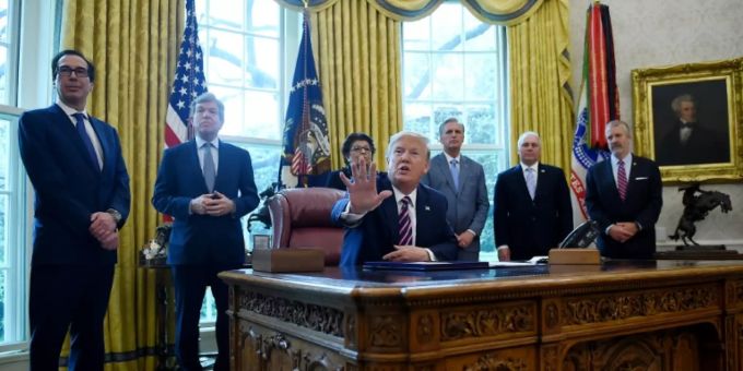 Trump im Weissen Haus und Finanzminister Steven Mnuchin (links) und weitere Berater des Präsidenten. donald trump
