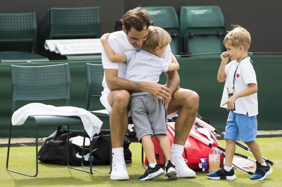 Die beiden Zwillinge mit ihrem Papa in Wimbledon 2018.